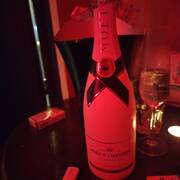 Je t\'attendrai, mouillée et sans tabous.