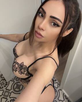 Anitta Petite