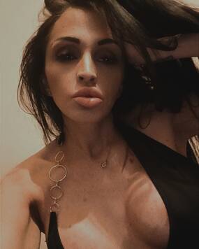 Famme trans totalement opérée Sharon