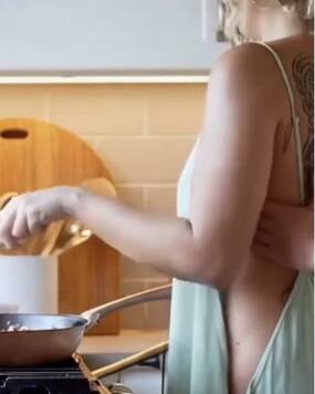 Le voisin pervers est de retour