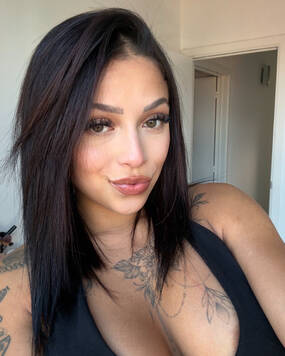 Melly Hot