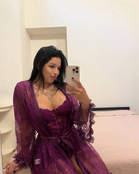 Melly Hot