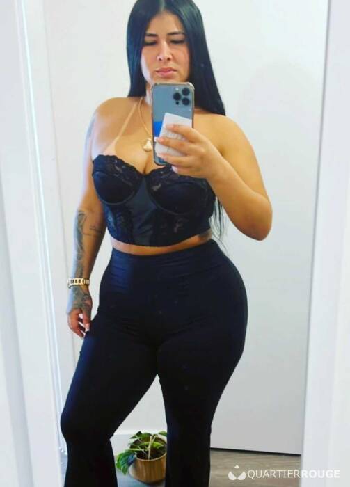 Charlotte Sensuelle et envotante (Photo)