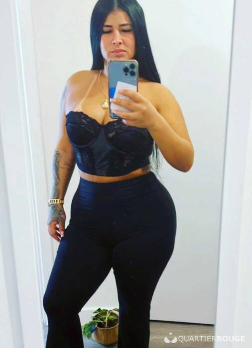 Charlotte Sensuelle et envotante (Photo)