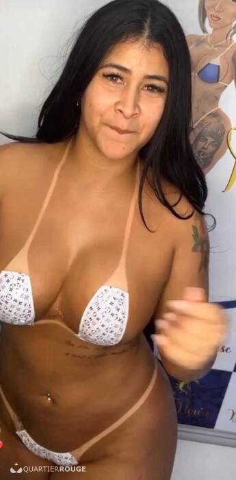 Charlotte Sensuelle et envotante (Photo)