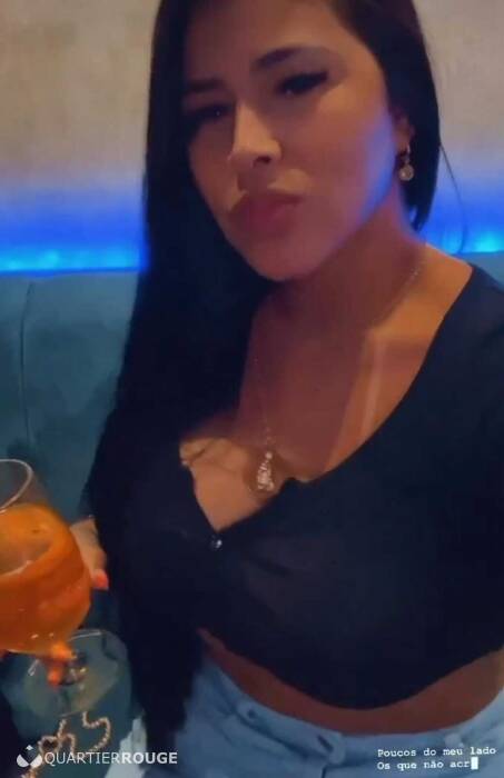 Charlotte Sensuelle et envotante (Photo)