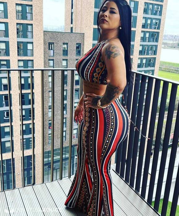 Charlotte Sensuelle et envotante (Photo)