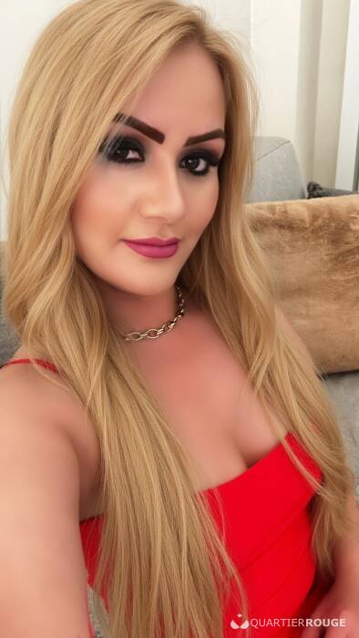 BELLA (Photo)