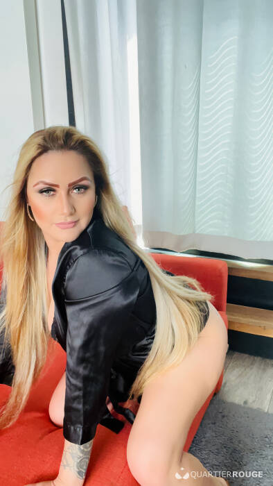 BELLA (Photo)