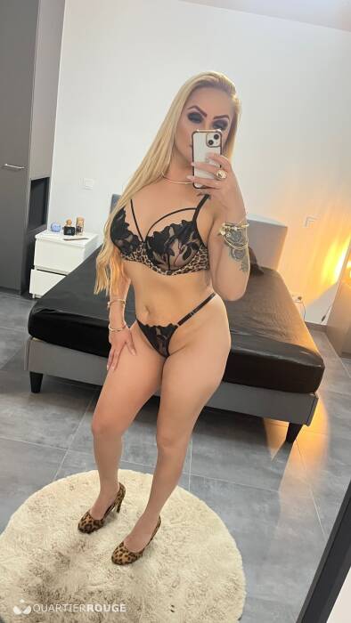 BELLA (Photo)