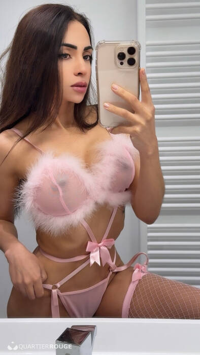 Anitta Petite (Photo)