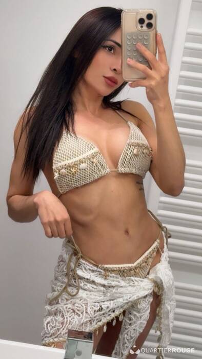 Anitta Petite (Photo)