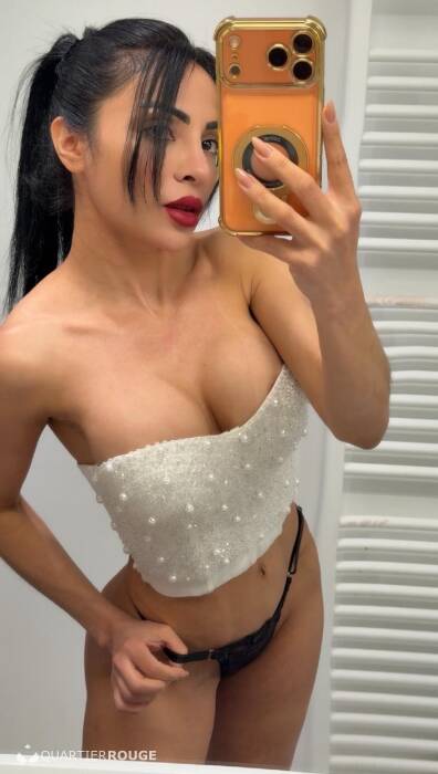 Anitta Petite (Photo)