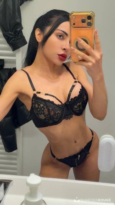 Anitta Petite (Photo)