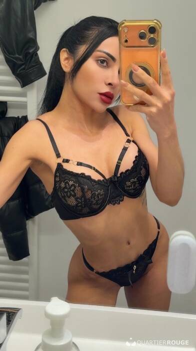 Anitta Petite (Photo)