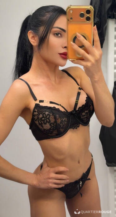 Anitta Petite (Photo)