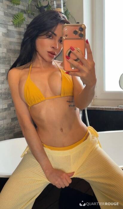 Anitta Petite (Photo)