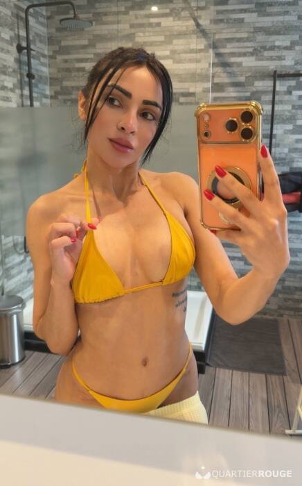Anitta Petite (Photo)