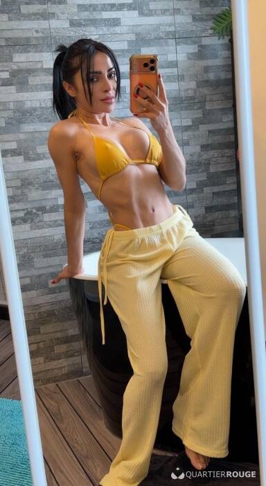 Anitta Petite (Photo)