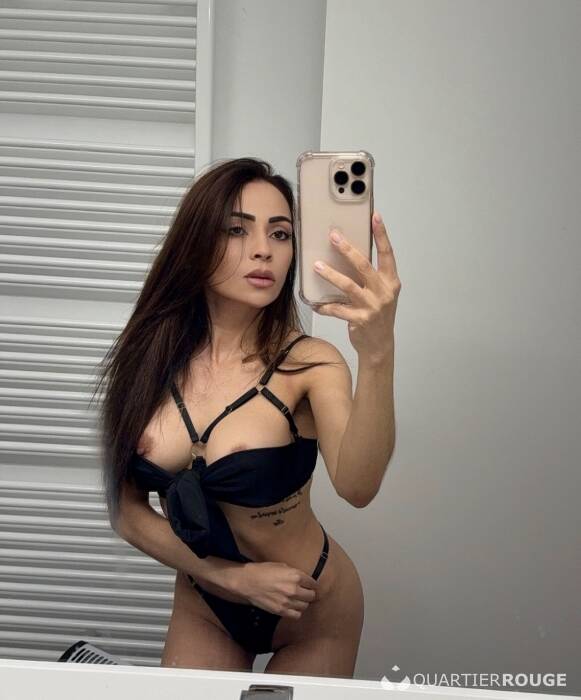 Anitta Petite (Photo)