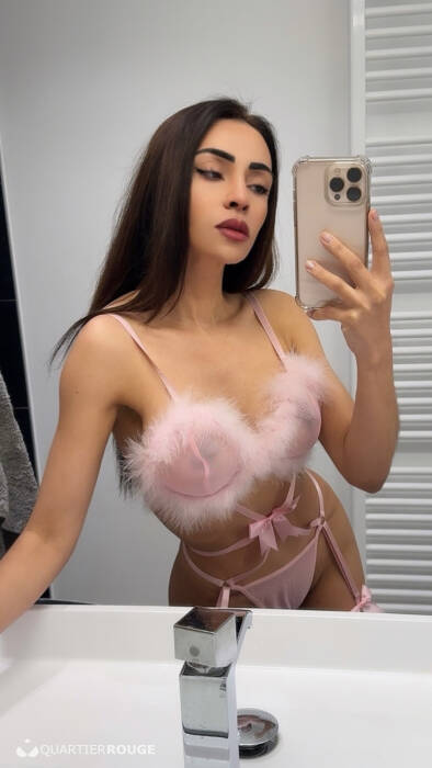 Anitta Petite (Photo)