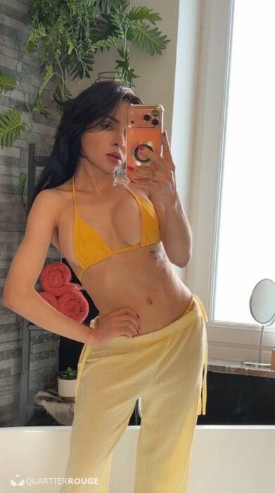 Anitta Petite (Photo)