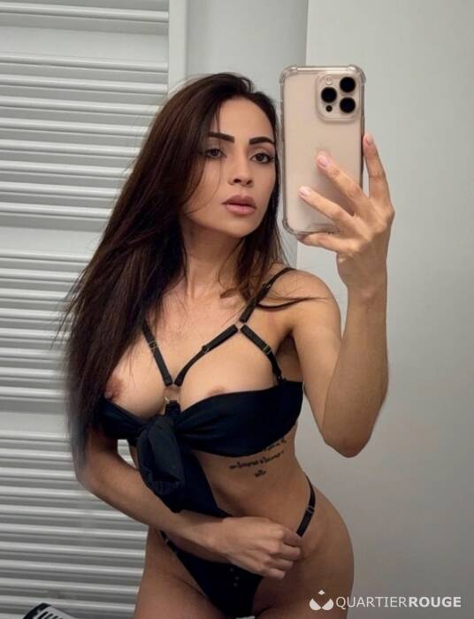 Anitta Petite (Photo)