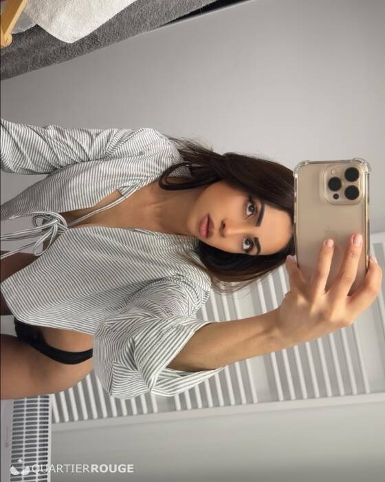 Anitta Petite (Photo)