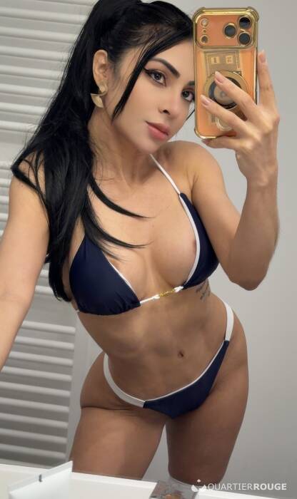 Anitta Petite (Photo)