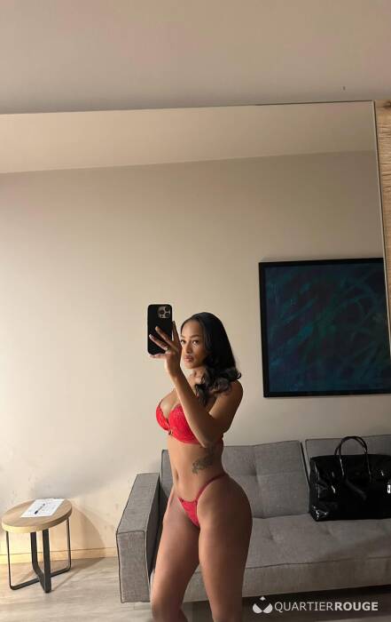 Scarlet (Photo)
