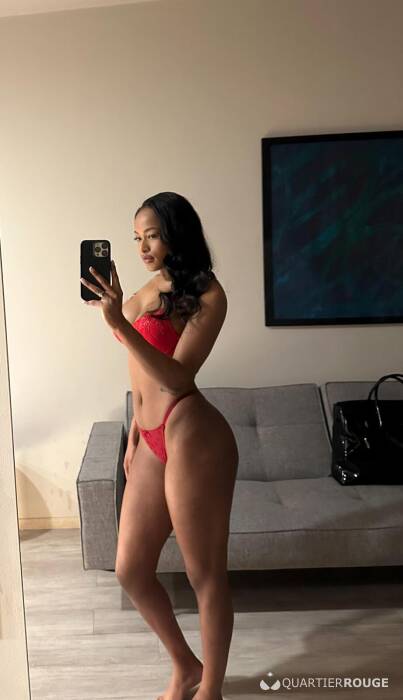 Scarlet (Photo)