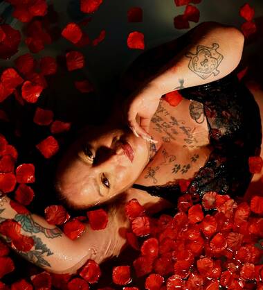 Julia ~  les mille et une caresse