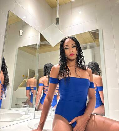 Latina très chaude et fêtarde