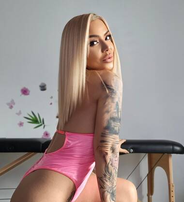 Adelina belle blonde