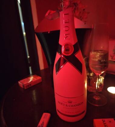 Je t\'attendrai, mouillée et sans tabous.