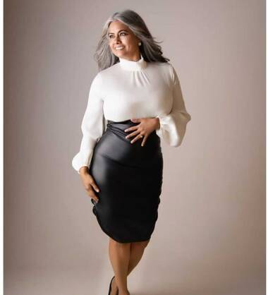 Lucia mature refine et sensual