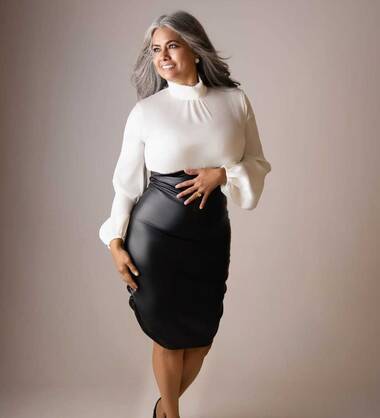 Lucia mature refine et sensual