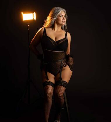 Lucia mature refine et sensual