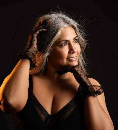 Lucia mature refine et sensual