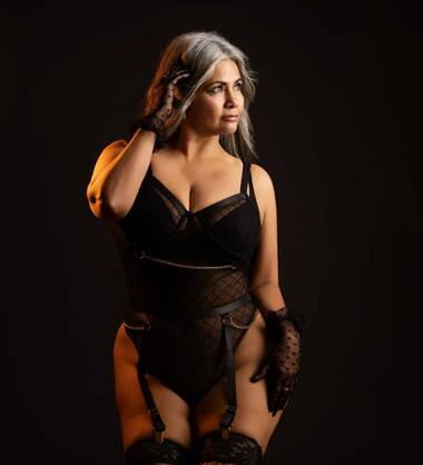 Lucia mature refine et sensual