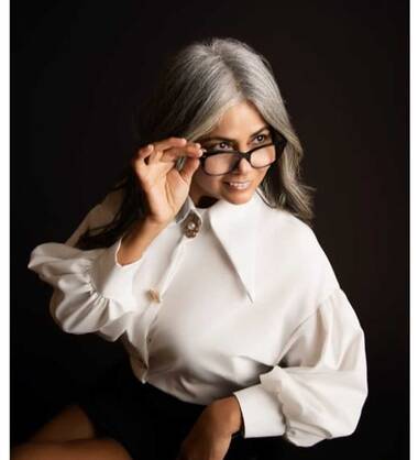 Lucia mature refine et sensual