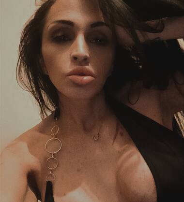 Famme trans totalement opérée Sharon