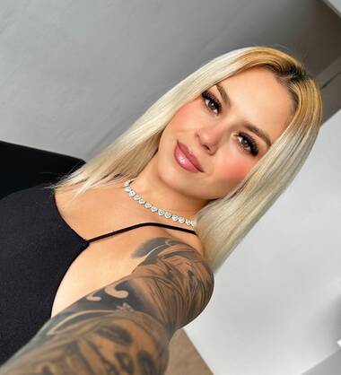 Mia hot