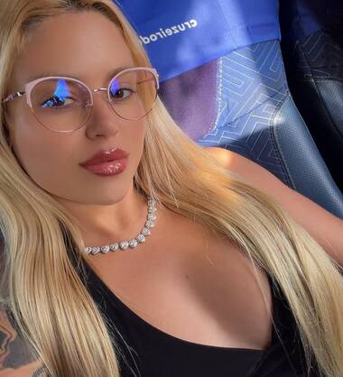Mia hot