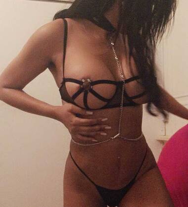 Lavinia Hot