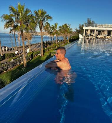 Beau jeune homme disponible…