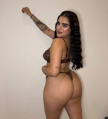une femme sensuelle et amusante