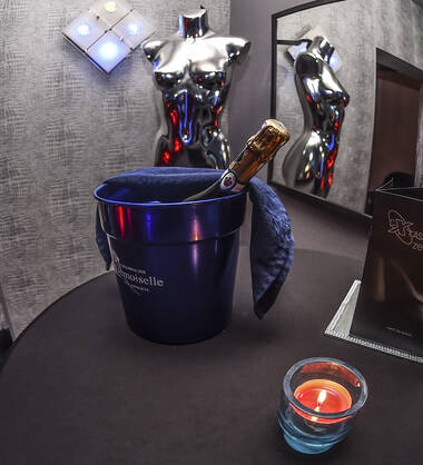 Bar l\'Xtase Zen Hôtesses champag