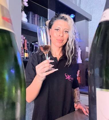 Bar l\'Xtase Zen Hôtesses champag