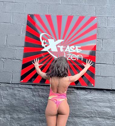 Bar l\'Xtase Zen Hôtesses champag